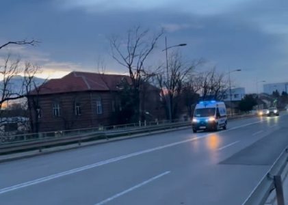 Teška saobraćajna nesreća u Zemunu: Motociklista i suvozač životno ugroženi nakon udesa