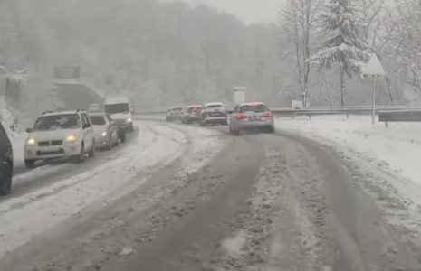 Mnogi vozači imaju letnje gume dok pada sneg u aprilu: Ukoliko baš morate da vozite, pratite ove savete