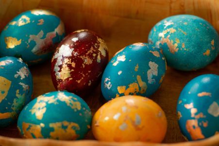 Najlakše i najbrže farbanje jaja: Potreban vam je samo pirinač (VIDEO)