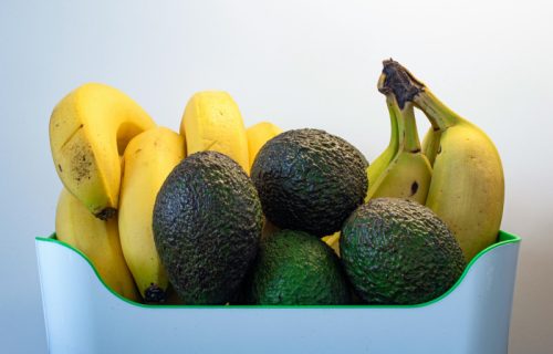 Kupili ste avokado i banane, pa shvatili da je voće tvrdo i nezrelo? Ne nervirajte se, postoji jednostavno rešenje (VIDEO)