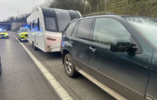 Policiji je bila prijavljena krađa BMW-a i kamp prikolice, kada su zaustavili vozilo, ostali su u šoku