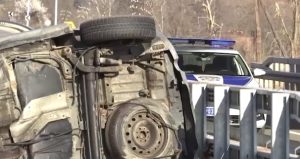 Teška nesreća kod Batajnice: Pijani vozač sleteo pežoom u kanal, auto potpuno uništen