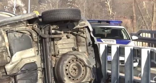 Teška nesreća kod Batajnice: Pijani vozač sleteo pežoom u kanal, auto potpuno uništen