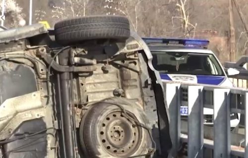 Teška nesreća kod Batajnice: Pijani vozač sleteo pežoom u kanal, auto potpuno uništen