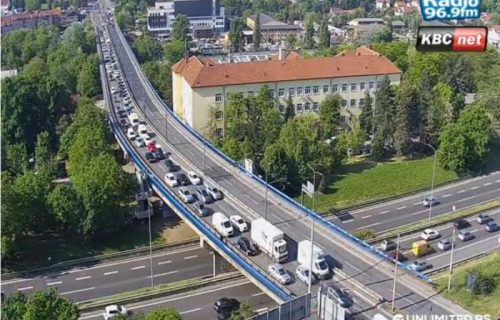 Ogromne gužve u Beogradu: Na pojedinim mestima vozila mile, a popodne se tek očekuje haos (FOTO)