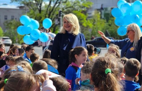 "Prihvatite različitost, svi smo mi isti": U znak podrške osobama sa autizmom pušteni plavi baloni