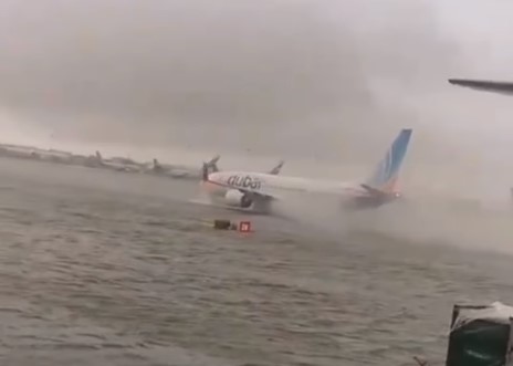 Nestvarne scene u Dubaiju: Avioni plutaju po rekama od kiše na aerodromskoj pisti (VIDEO)