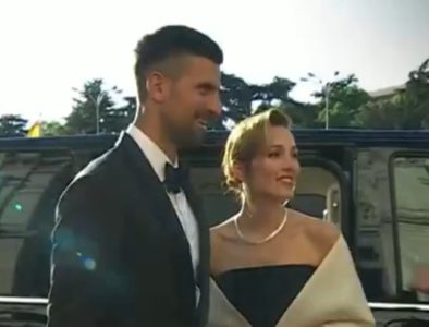 U svom stilu: Nole stigao sa Jelenom na dodelu nagrade pa odmah prišao da ispoštuje fanove (VIDEO)