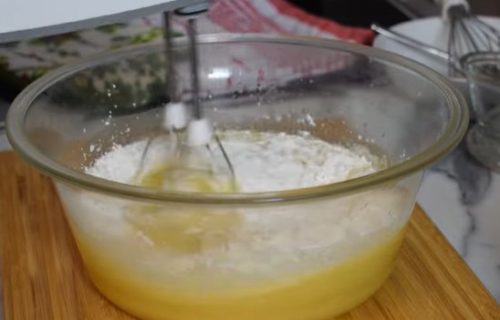 Ovaj kolač svi obožavaju: Vanila i bela čokolada su par iz snova, dodajte i jagode (RECEPT+VIDEO)