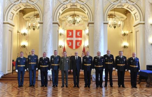 "Da čuvate Vojsku Srbije i pre svega da čuvate otadžbinu Srbiju": Vučević oficirima uručio ukaze predsednika o unapređenju (FOTO)