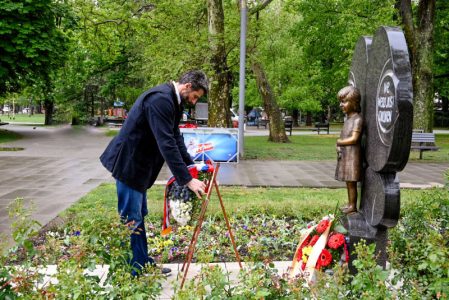 Šapić položio venac na spomenik Milici Rakić: “Nikada ne smemo zaboraviti nevine žrtve bombardovanja”