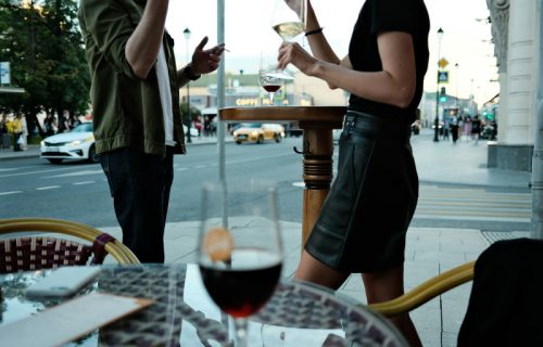 "Ili vozim, ili pijem": Gosti kafana moći će da izmere stepen alkoholisanosti ili probaju "pijane naočare"