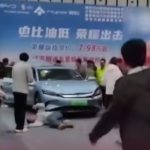 Incident na sajmu automobila: Izloženo vozilo se pokrenulo, ranjeno petoro posetilaca među njima i dete