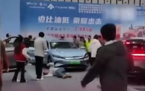 Incident na sajmu automobila: Izloženo vozilo se pokrenulo, ranjeno petoro posetilaca među njima i dete