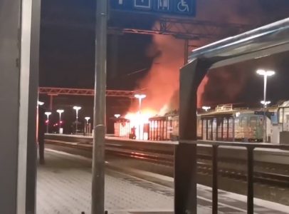 Zapalio se BG voz na stanici u Batajnici, vatrogasci gase plamen (VIDEO)