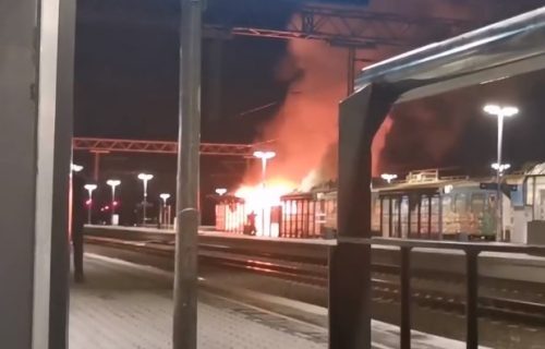 Zapalio se BG voz na stanici u Batajnici, vatrogasci gase plamen (VIDEO)