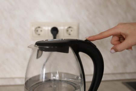 Kako očistit kuvalo za vodu: Bele naslage kamenca će nestati, potrebna vam je samo jedna stvar