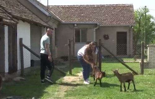 Ivanu i Milici su koze i kupovina kuće na selu promenili život (FOTO)