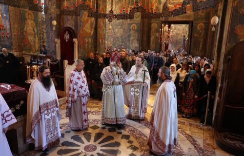 Najveća poseta vernika manastiru od početka Velikog posta: U Visokim Dečanima povodom praznika Cveti služena liturgija