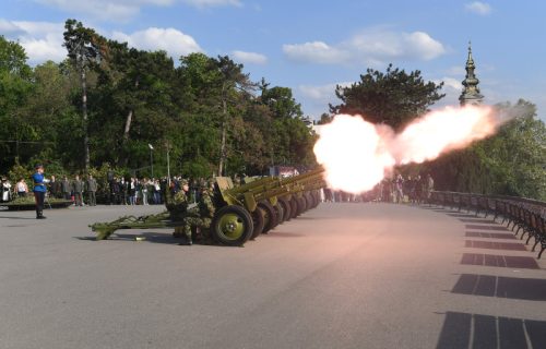 Počasna artiljerijska paljba na Kalemegdanu povodom Dana Vojske Srbije (FOTO/VIDEO)