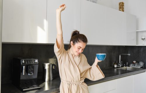 Mini-vežbe koje se rade dok kuvate kafu i perete zube: Dobro zdravlje može i ovako da se održava