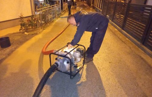 Vatrogasci spasioci evakuisali dve osobe iz automobila zaglavljenog bujicom zbog nevremena