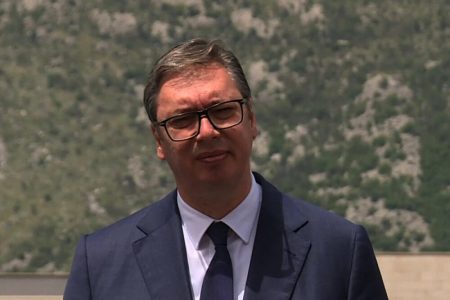 Predsednik Vučić iz Kotora: “Čovek koji mi je pretio smrću je svaki dan činio krivična dela” (VIDEO)
