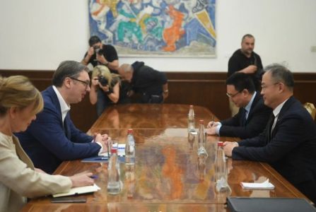 “Ponosni na čelično prijateljstvo sa Kinom”: Vučić se sastao sa ambasadorom Li Mingom (FOTO)