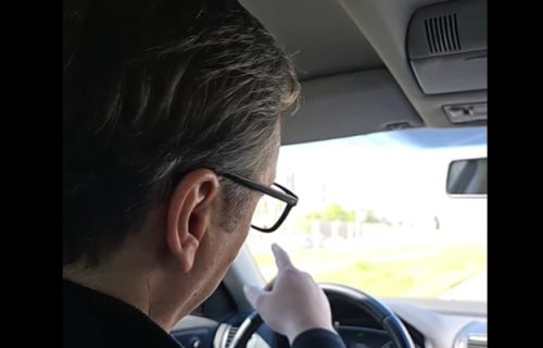 "KO KOGA OVDE MALTRETIRA?" Vučić sa Malim krenuo ka gradilištu Ekspa, pa podelio šaljivi snimak (VIDEO)