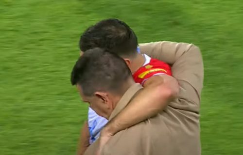 Suze na sve strane: Delije skandirale Dragoviću pri izlasku sa terena