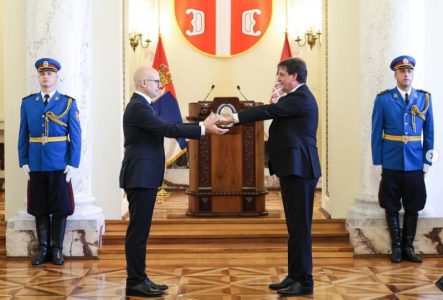 “Verujem da Ministarstvo ostaje u sigurnim rukama”: Premijer Vučević predao dužnost ministra odbrane