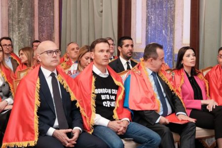 Jedinstvo i ponos: Državni vrh zajedno pratio sednicu u UN ogrnuti srpskim trobojkama (FOTO)