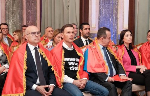 Jedinstvo i ponos: Državni vrh zajedno pratio sednicu u UN ogrnuti srpskim trobojkama (FOTO)