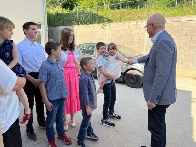 Oni su naša budućnost i naša snaga: Premijer Vučević posetio porodicu Vasilijević sa devetoro dece (FOTO)