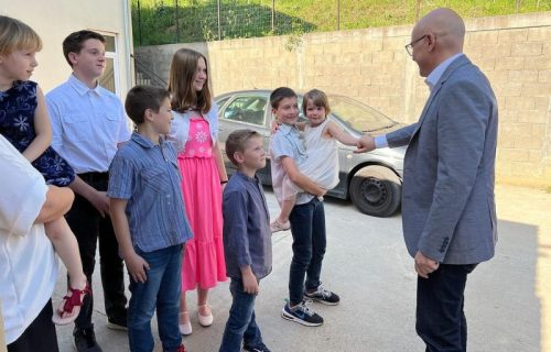 Oni su naša budućnost i naša snaga: Premijer Vučević posetio porodicu Vasilijević sa devetoro dece (FOTO)