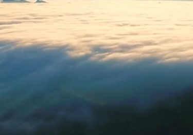 Oblak prekrio grad: Neobična meteorološka pojava, kamera zabeležila neverovatan trenutak (VIDEO)