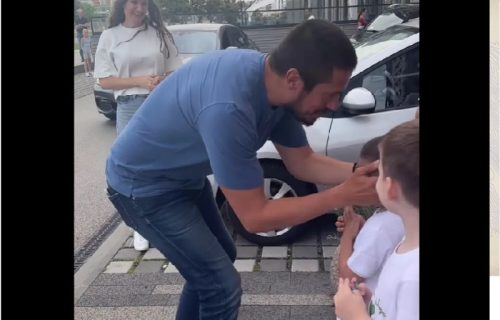 "Kakve komšije imam!": Rokviću komšiluk ispred zgrade priredio doček za pamćenje (VIDEO)