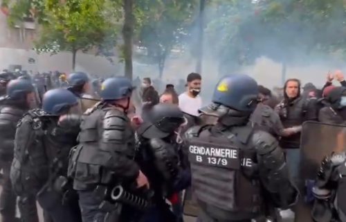 Prvomajski haos na ulicama Pariza: Demonstranti razbijaju izloge, prete da će ugasiti olimpijski plamen (VIDEO)