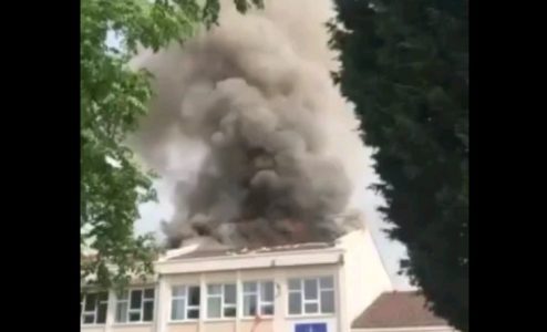 Zaigrala se deca: U Podgorici mali maturanti zapalili krov osnovne škole (VIDEO)