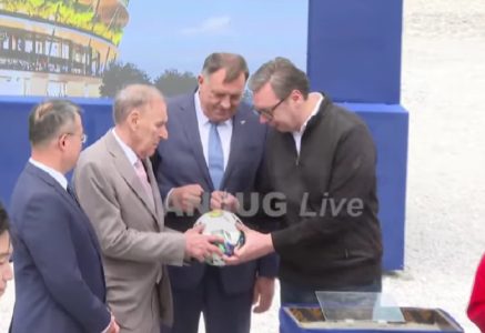 Svečano obeležen početak radova na izgradnji Nacionalnog stadiona: Vučić potpisao loptu i postavio temelj (VIDEO)