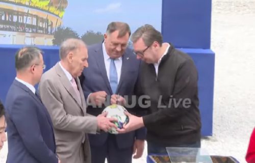 Svečano obeležen početak radova na izgradnji Nacionalnog stadiona: Vučić potpisao loptu i postavio temelj (VIDEO)