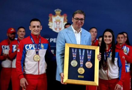 Vučić svečano dočekao “zlatne” boksere: “Hvala vam što ste decu vratili u sale, imaćemo veliki Bokserski centar” (VIDEO)