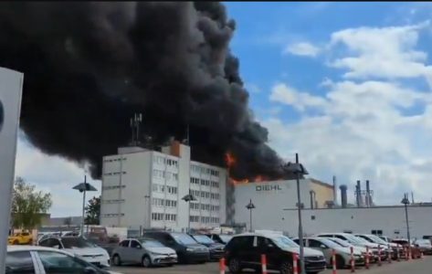 Iznad Berlina toksičan oblak dima! Izbio ogroman požar u fabrici, izdato upozorenje zbog gasa (VIDEO)