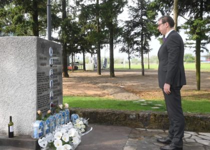 Predsednik Vučić položio cveće u Malom Orašju i Duboni: “Država neće dozvoliti zločin bez kazne” (FOTO)