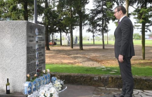Predsednik Vučić položio cveće u Malom Orašju i Duboni: "Država neće dozvoliti zločin bez kazne" (FOTO)