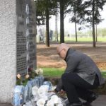 Premijer Vučević položio cveće u Duboni i Malom Orašju: "Srbija vas, deco, nikad neće prežaliti"