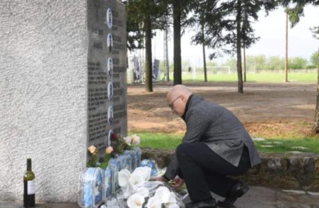 Premijer Vučević položio cveće u Duboni i Malom Orašju: “Srbija vas, deco, nikad neće prežaliti”