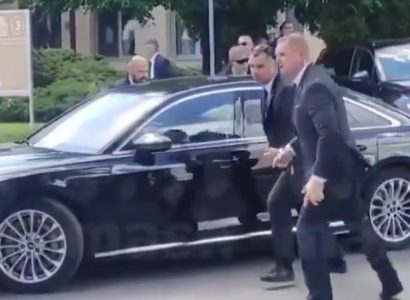 Atentator pre pucnjave uzviknuo “Robi, dođi ovamo” pa pogodio premijera Slovačke sa više hitaca (VIDEO)