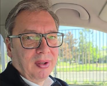 Novi snimak predsednika Vučića na “TikToku”: “Nekad se iskradem mojim čuvarima, pa sam vozim” (VIDEO)