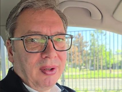 Novi snimak predsednika Vučića na "TikToku": "Nekad se iskradem mojim čuvarima, pa sam vozim" (VIDEO)